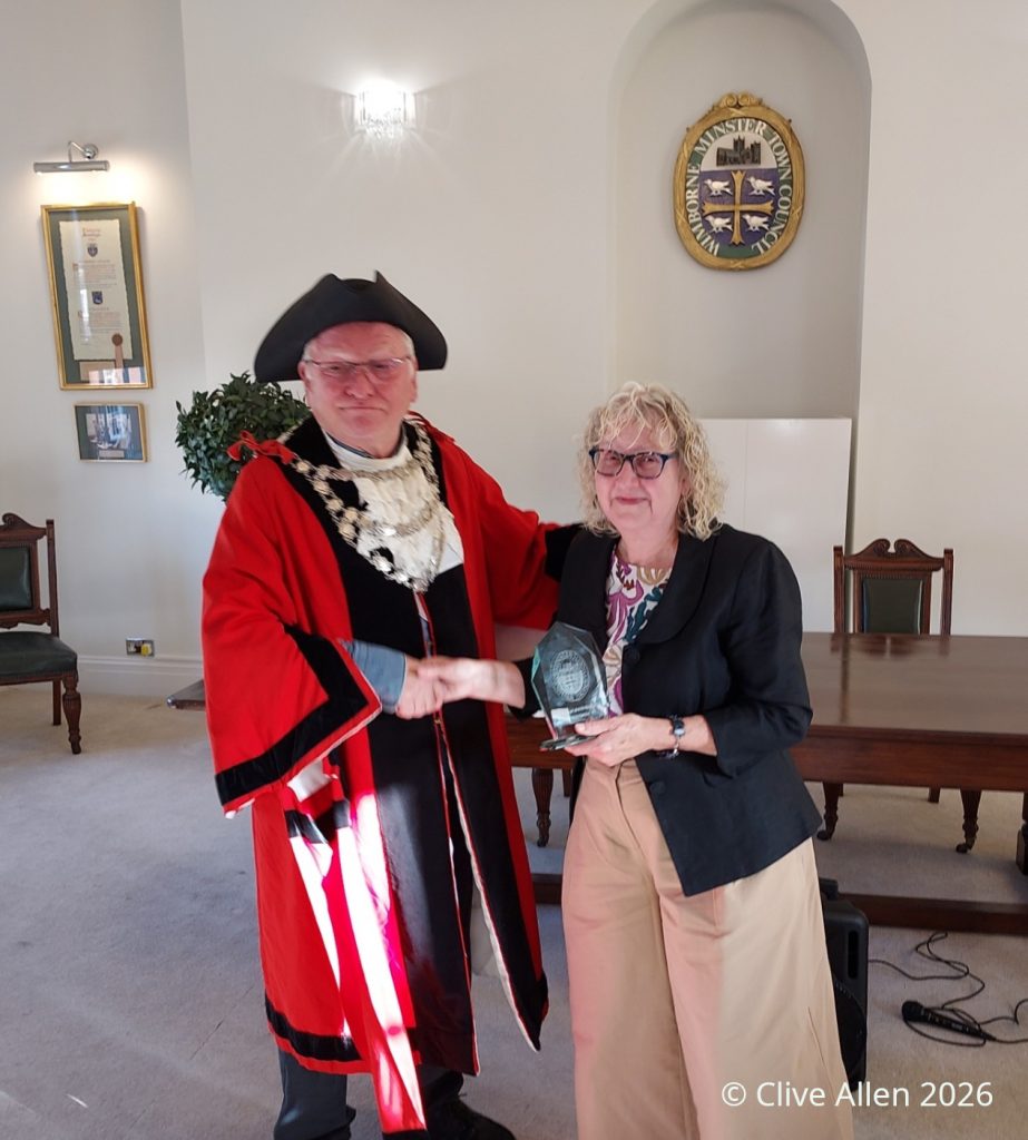 Picture of Niki receiving the volunteer of the year award from Jeff Hart, Mayor of Wimborne